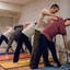 Profesor enseñando yoga