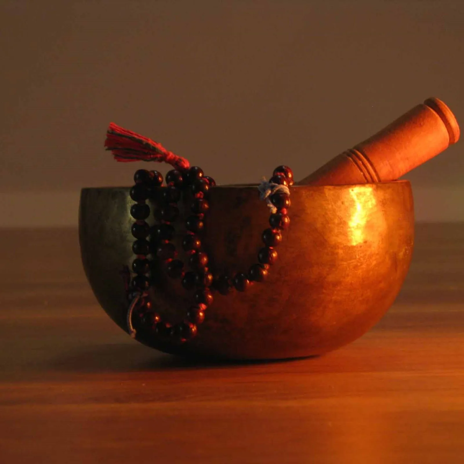 Cuenco tibetano sobre el suelo de madera de la sala