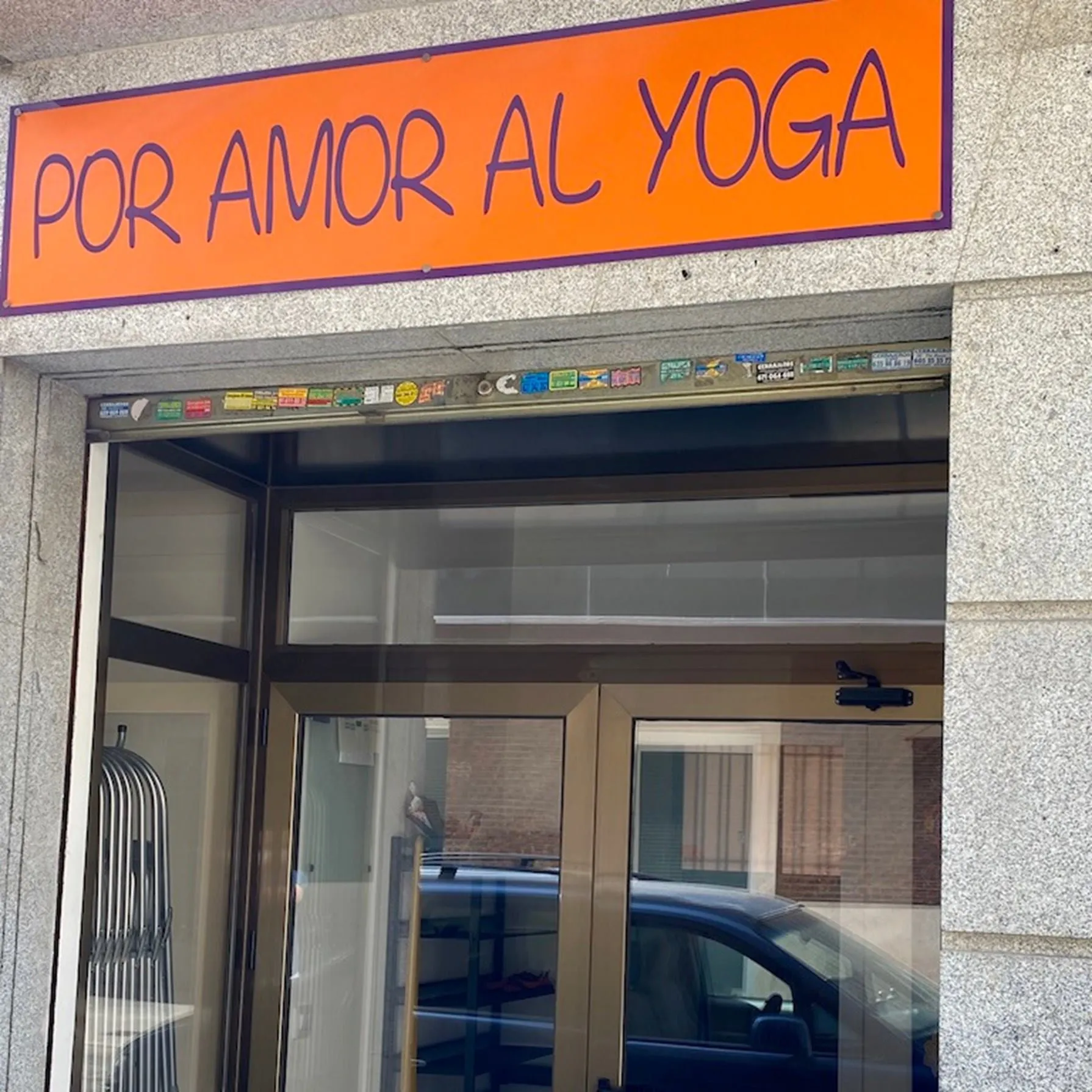 Entrada de Por Amor al Yoga en la calle Fernando Garrido, 9