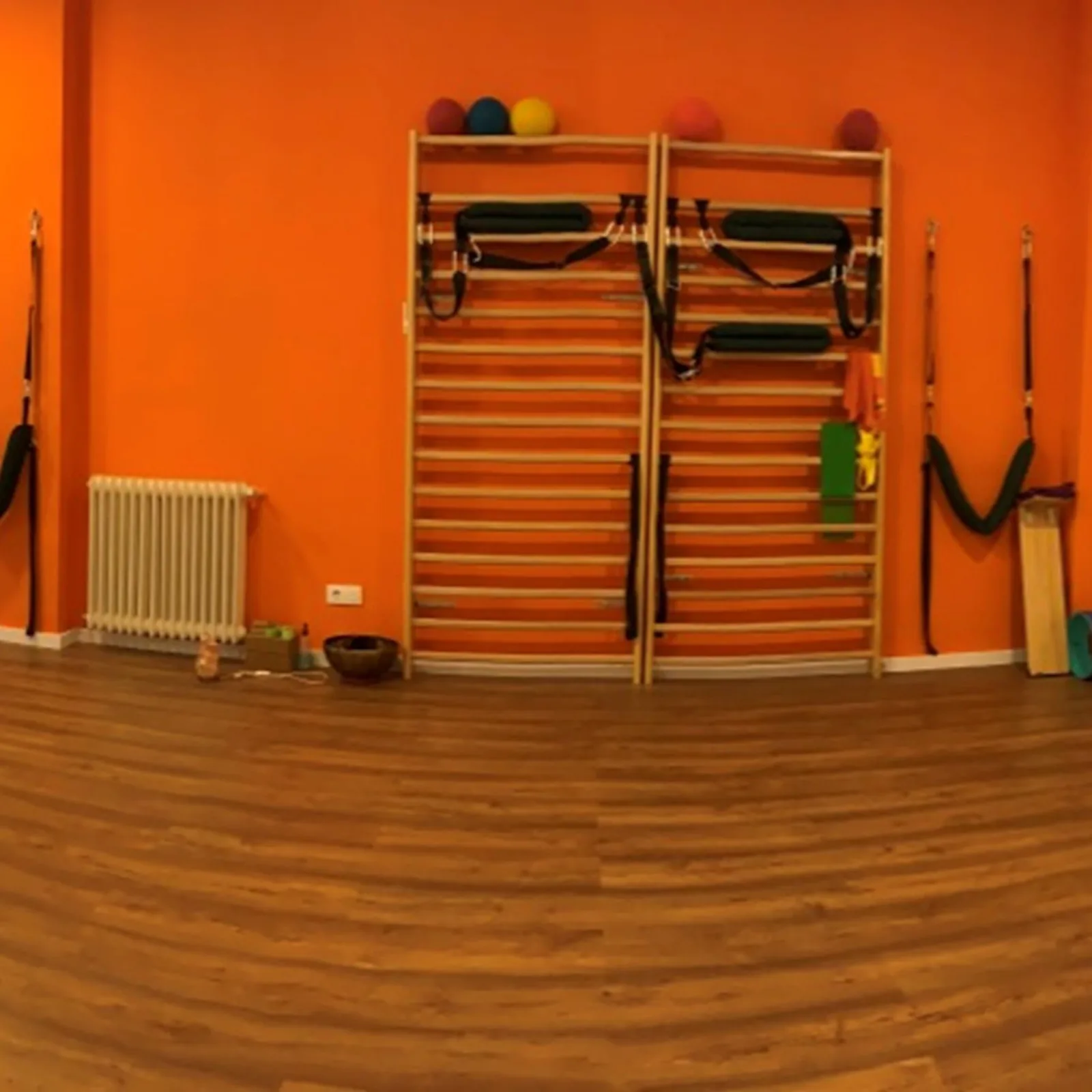 Espalderas de madera y material de práctica en la sala de yoga