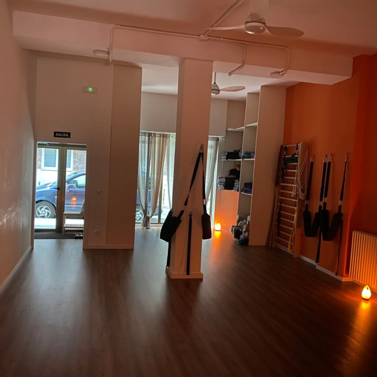Sala de práctica con los columpios recogidos, antes de la clase