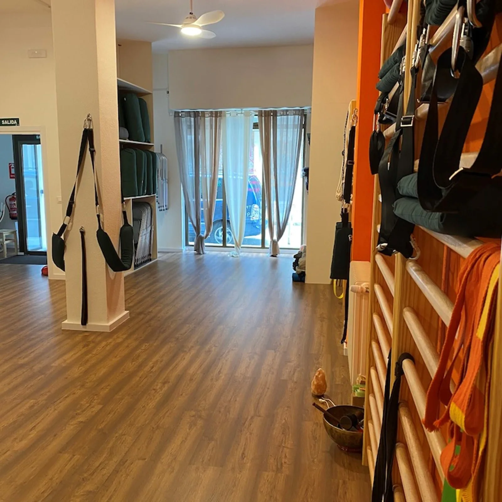 Sala de yoga con el material colgado en la pared